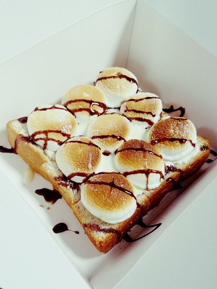 Toasted marshmallow s'mores toast